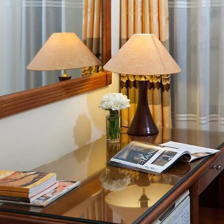 Lucky Central Hotel & Travel Hanoi Exteriör bild