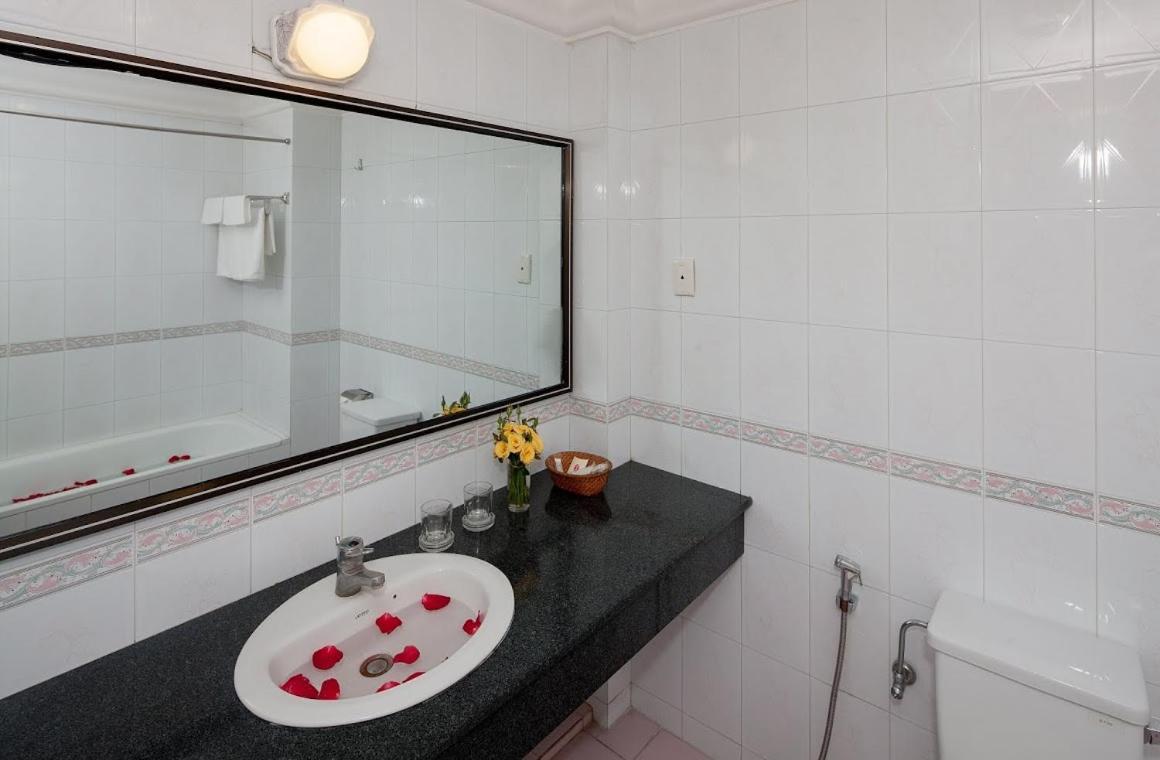 Lucky Central Hotel & Travel Hanoi Exteriör bild