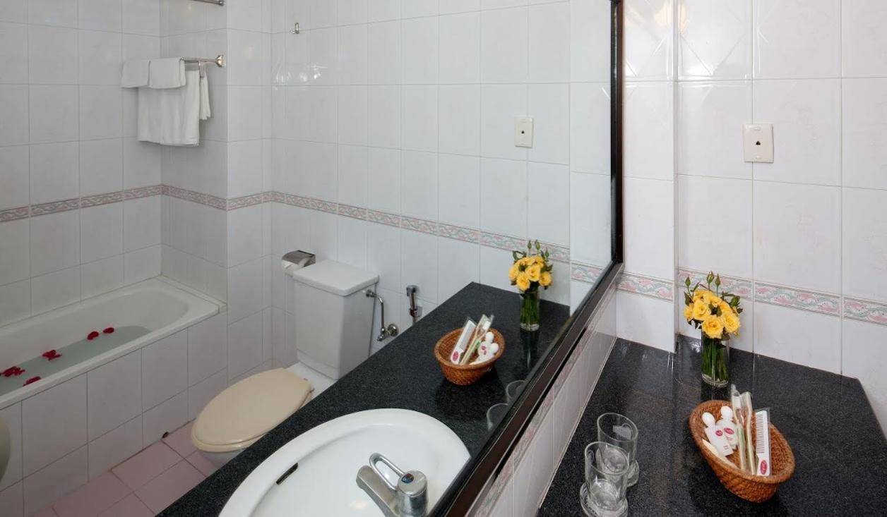 Lucky Central Hotel & Travel Hanoi Exteriör bild